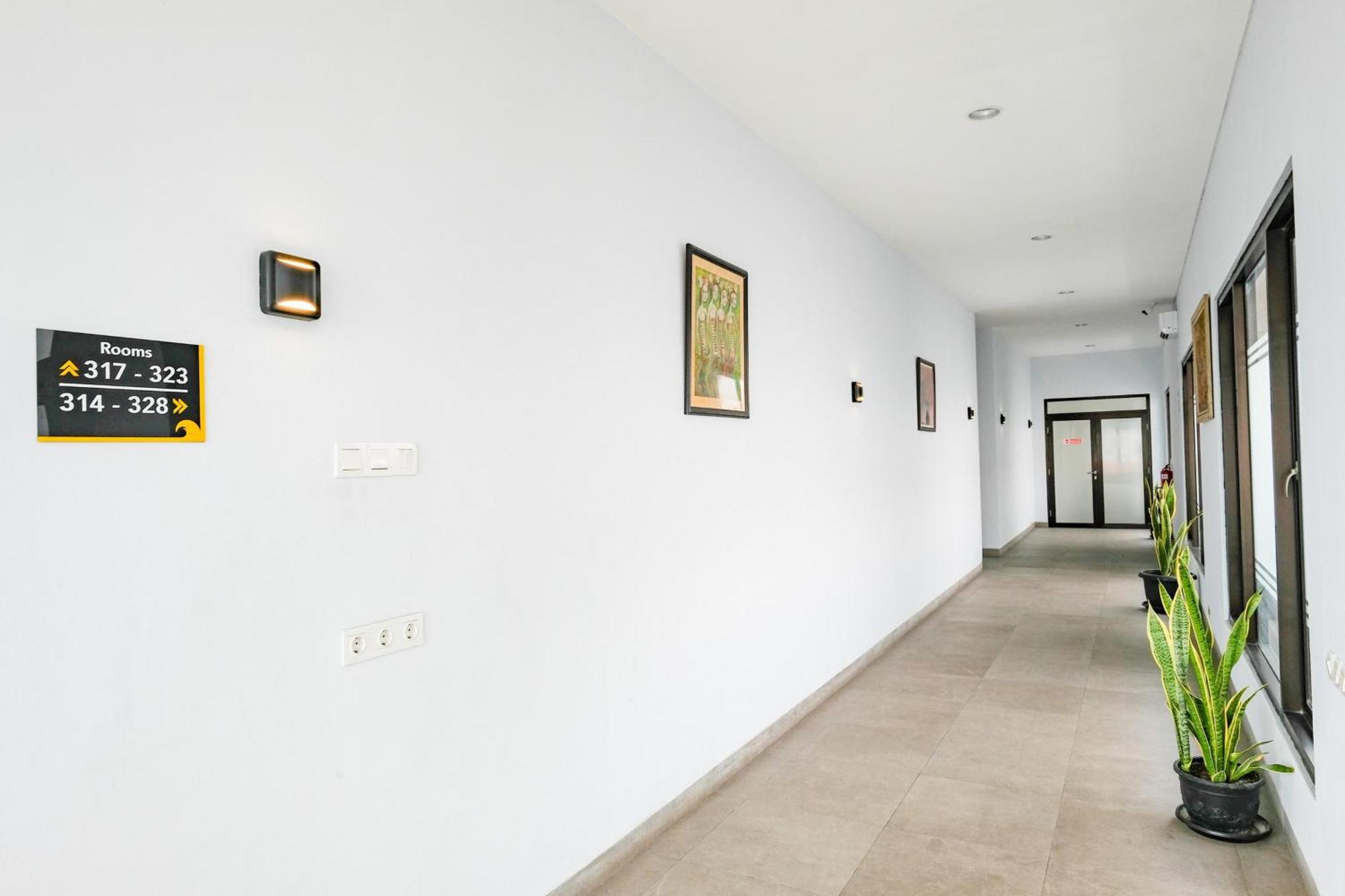 Sans Hotel Rajawali Surabaya By Reddoorz Krembangan Экстерьер фото