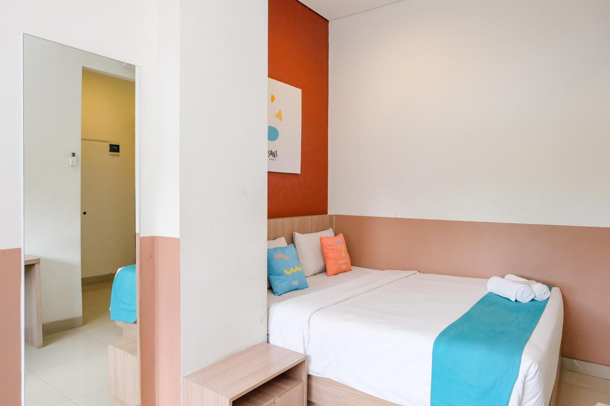 Sans Hotel Rajawali Surabaya By Reddoorz Krembangan Экстерьер фото